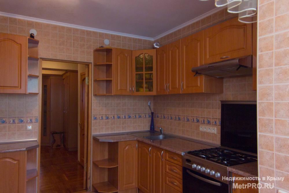 3 ККВ ПО УЛ Сеченова 25 в Ялте  общая площадь 81,7 м2   2/5 этажа  кухня 9,5 м2  жилая. 40,3 м2      3-комнатную... - 3