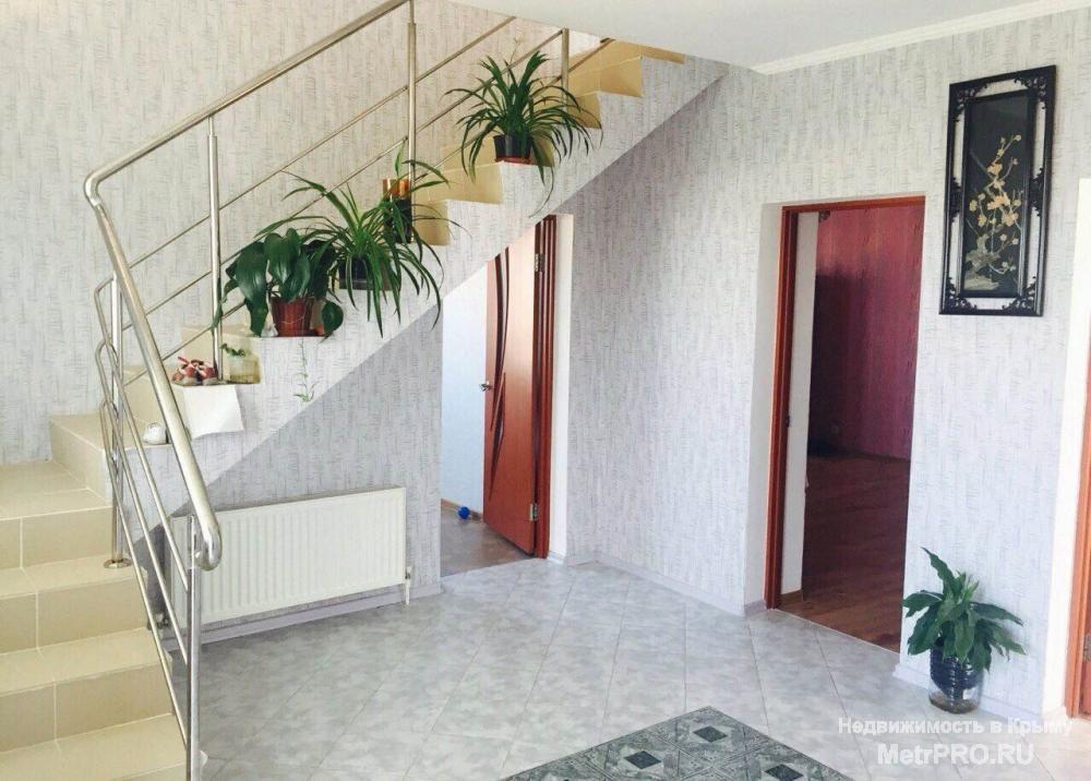 Дом построен в 2011 году, 4 спальни (17, 16, 16 и 12,5 м2), гостиная с камином 25 м2, просторная кухня 17 м2, 2... - 3