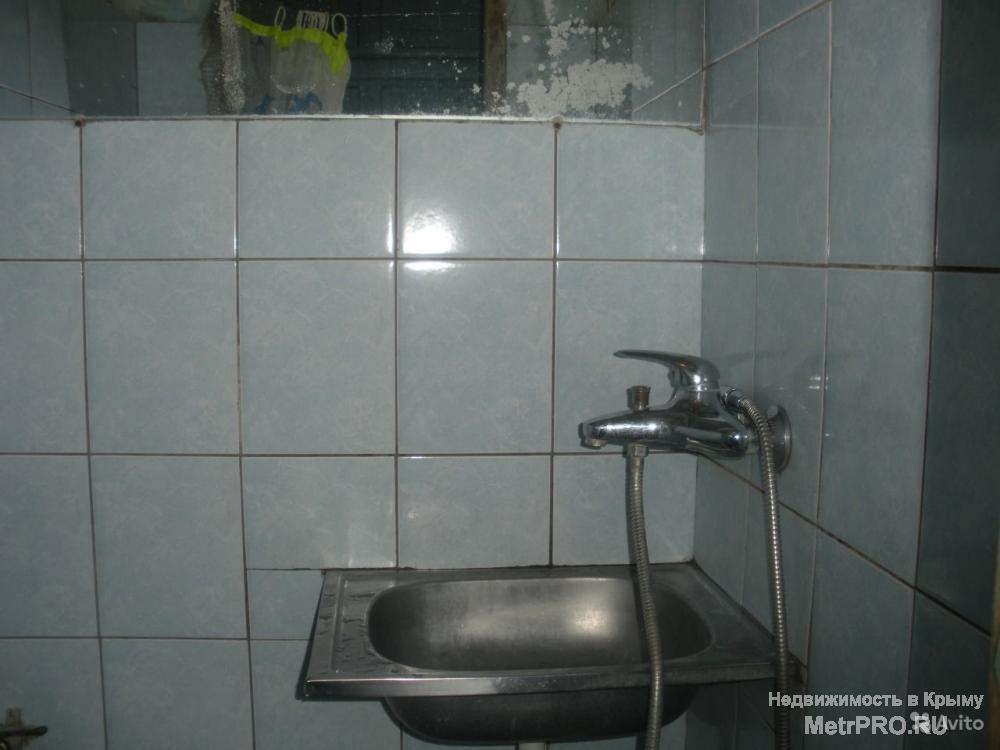 Продается комната в коммунальной квартире. Комната жилая. Заменена входная дверь. Поменяны трубы, полностью заменена... - 2