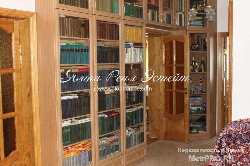 Просторная двухкомнатная квартира на первом высоком этаже пятиэтажного элитного жилого дома, 2000 года постройки, из... - 4