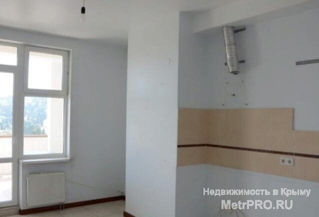 Продается просторная квартира в новом доме, по ул. Боткинская, в Ялте. Расположена на 6 этаже 10 эт.... - 4