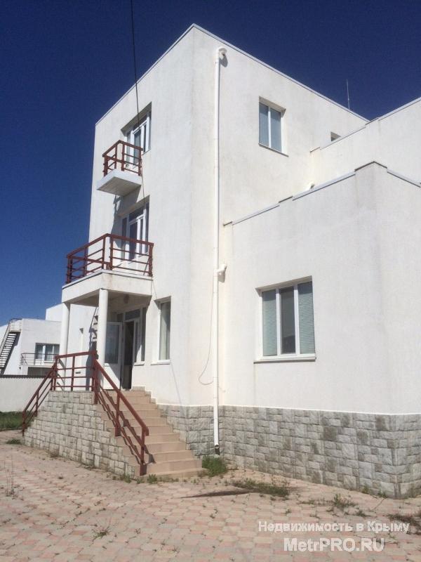 Продается пансионат в пгт. Заозерное, Песчанка, общей площадью 718 кв.м. Три этажа + подвальное помещение, 10 номеров... - 2