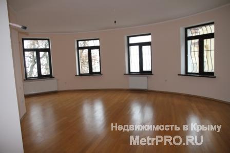 Трех этажный коттедж расположен в г. Ялта в элитном поселке городского типа Восход. Площадь дома 800 кв. м из них 120... - 8