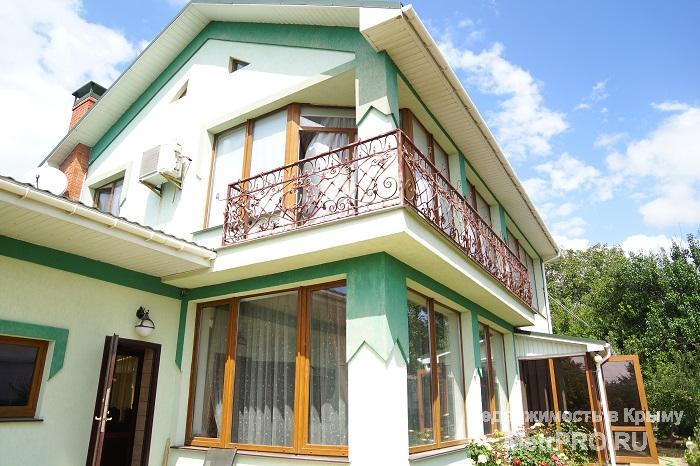 продам 2 дома пгт Молодежное,на участке 8 соток,гараж с подвалом, во дворе мангальная зона,2-хэт. дом ОП-182...