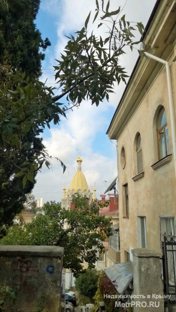 Продам трехкомнатную «сталинку» в тихом , историческом центре города.  1 эт./2 эт. Дом построен из ракушечника -летом...
