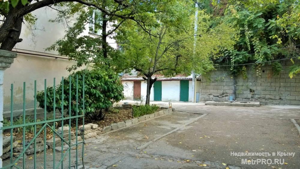 Продам трехкомнатную «сталинку» в тихом , историческом центре города.  1 эт./2 эт. Дом построен из ракушечника -летом... - 1