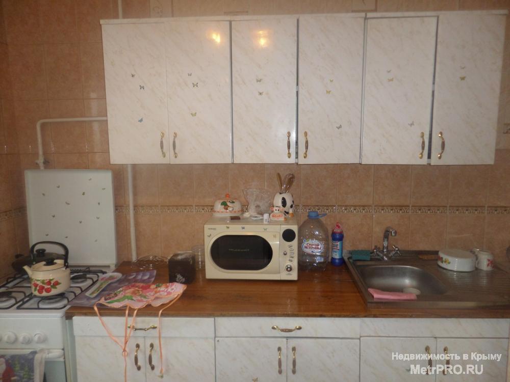 Продается 1к.кв по пр. Победа, 7/9эт, 35кв.м, большая квадратная кухня, встроенная кухня. Санузел совмещен, окна... - 1