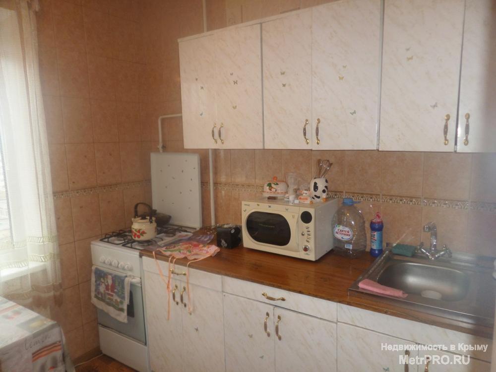 Продается 1к.кв по пр. Победа, 7/9эт, 35кв.м, большая квадратная кухня, встроенная кухня. Санузел совмещен, окна... - 2