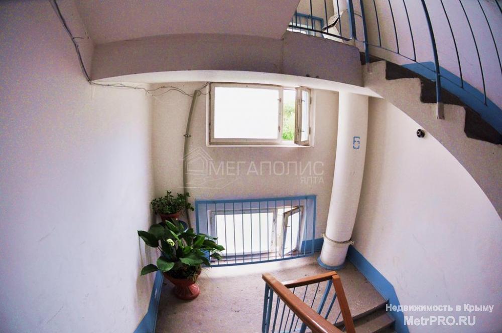Предлагается к продаже двухкомнатная квартира в Ялте по улице Горького  Квартира расположена на седьмом этаже девяти... - 1