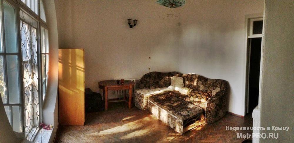 Продаются 2 квартиры на одной площадке (примыкающие друг к другу), расположенны на 1эт./ 2 эт. старинного дома,... - 1