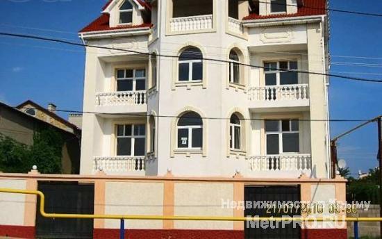 Посуточно сдаётся большой трехэтажный  коттедж с бассейном в районе Казачьей Бухты СТ Пилот. До оборудованного пляжа...