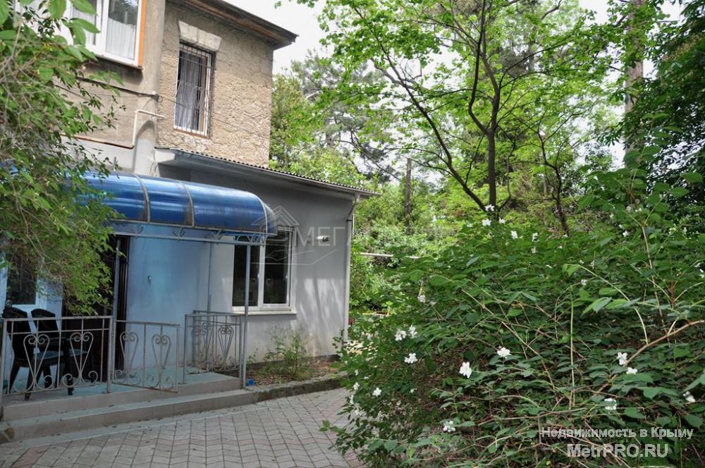 Предлагается к приобретению 3 комнатная  квартира в Ялте по улице Красноармейская район Пионерского парка  с большим... - 2