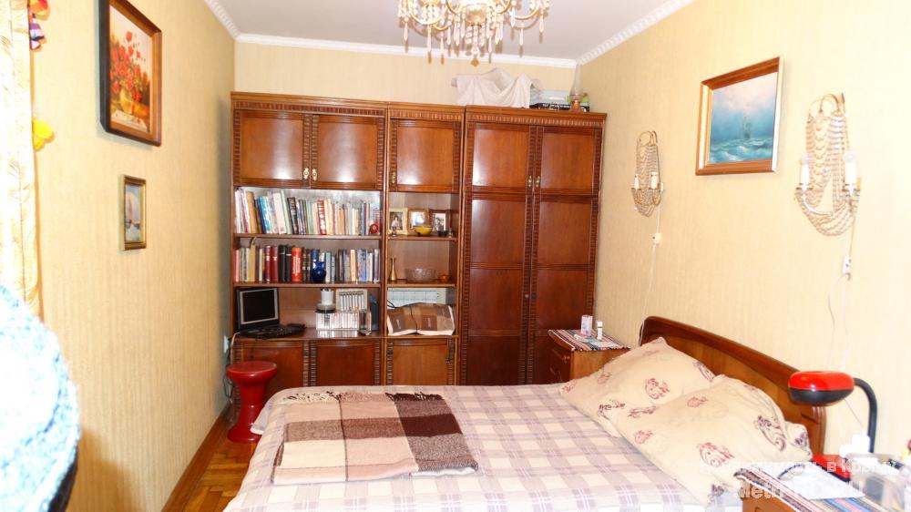 Продается квартира в районе стадиона Авангард, рядом магазины, школа, парк, остановка транспорта. До Набережной 15... - 3