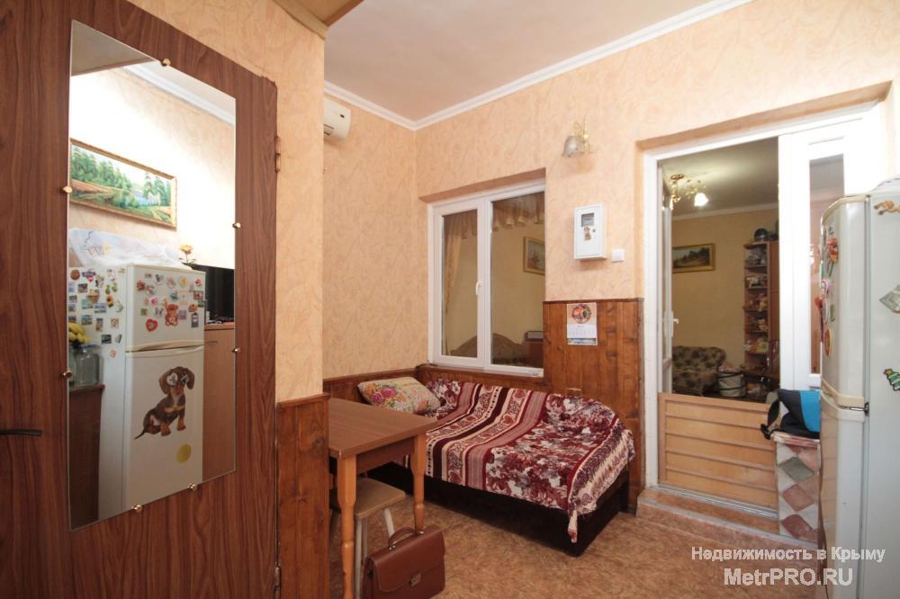 Продаётся 1 ккв в центре Ялты, по ул.Яна Булевского. Тип постройки: Старый фонд.  Квартира расположена на 1 этаже\2-х... - 3