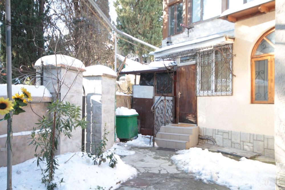Продаётся 1 ккв в центре Ялты, по ул.Яна Булевского. Тип постройки: Старый фонд.  Квартира расположена на 1 этаже\2-х... - 7