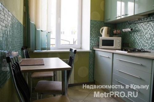 Сдается посуточно на центральной улице двухкомнатная квартира с раздельными комнатами с евроремонтом, мебелью и... - 4