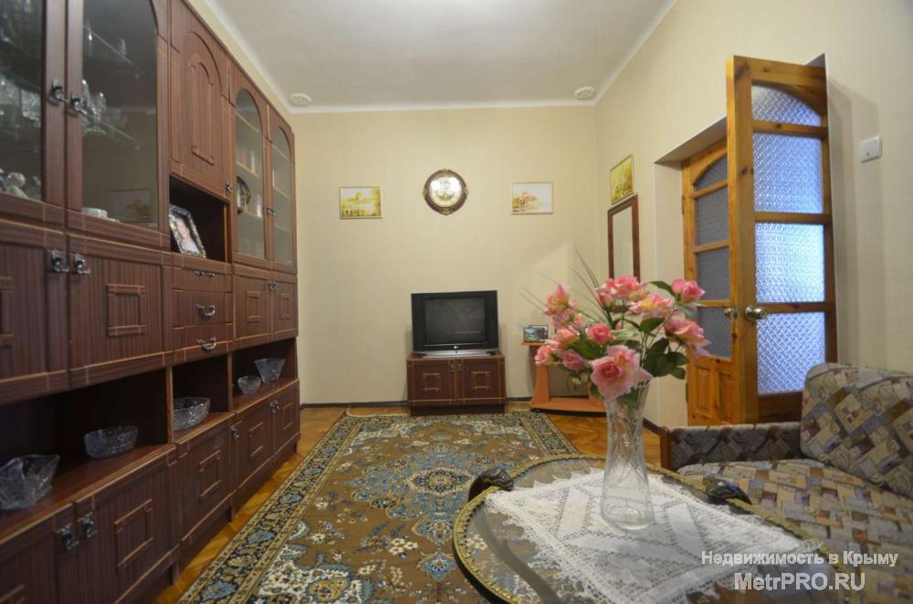 Продаётся 2-х комнатная квартира в Ялте( по факту 3-х комнатная). Расположена на 2м этаже 3х этажного дома, по... - 2