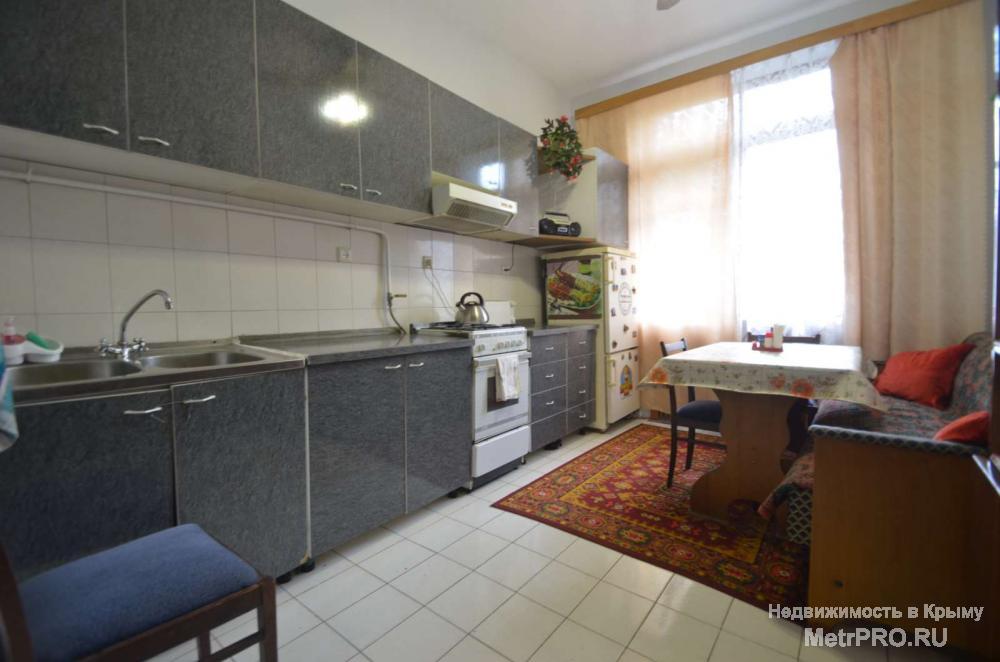Продаётся 2-х комнатная квартира в Ялте( по факту 3-х комнатная). Расположена на 2м этаже 3х этажного дома, по... - 8
