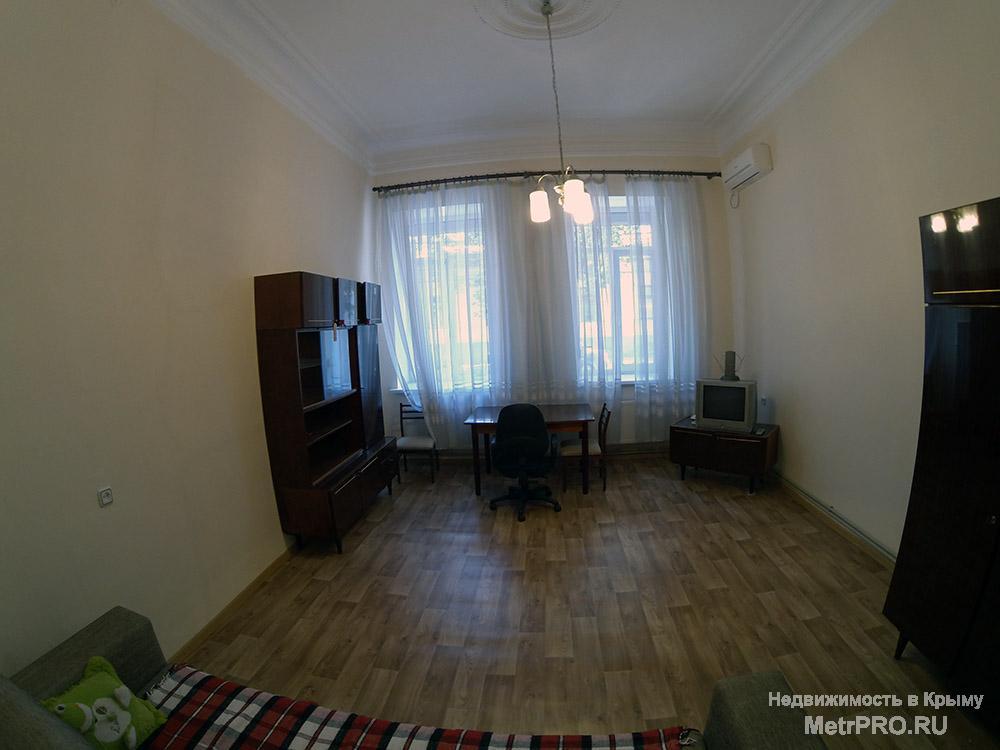 1.    Помещение в Симферополе под бизнес на ул. Пушкина в первой линии 64 кв. (½ одноэтажного дома) . Высота потолков...