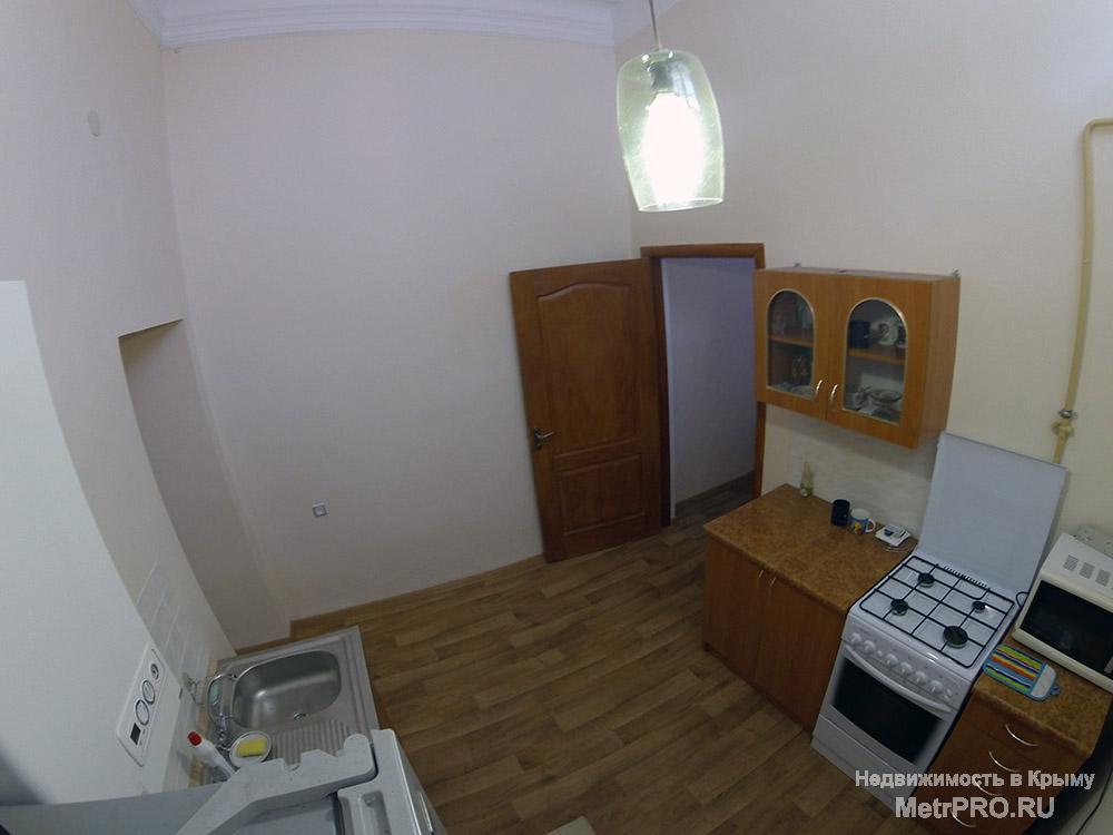 1.    Помещение в Симферополе под бизнес на ул. Пушкина в первой линии 64 кв. (½ одноэтажного дома) . Высота потолков... - 5