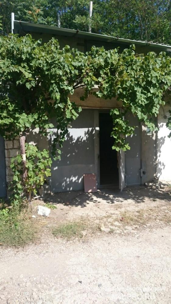 Продам капитальный гараж в гск, Радиорынок. Гараж с ямой, есть  стеллажи для удобства хранения покрышек и... - 2