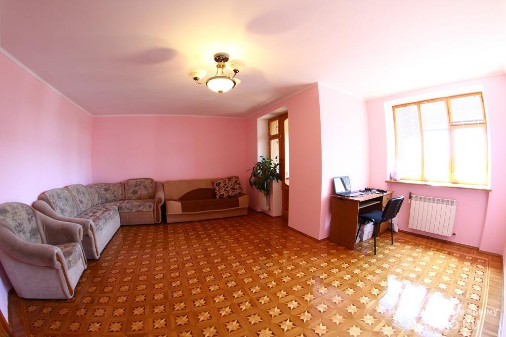 Продам 5-комнатную квартиру, ул. Тургенева. Общая  пл. 126 кв.м, 3/9 эт., 2 с/у, евроремонт, пол - паркет, встроенная...