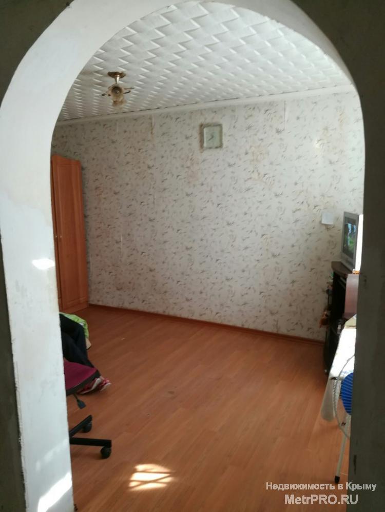 Продается 1к.кв на земле, 43кв.м, есть выгороженный дворик, общий двор на трех хозяев(большой двор, место для... - 2