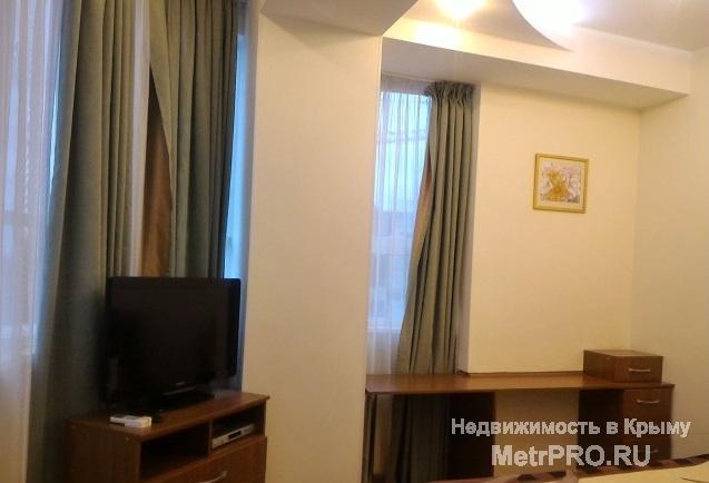Отличная двухкомнатная квартира общей площадью 40 м2 расположена в самом центре города, в новом доме. Рядом... - 3