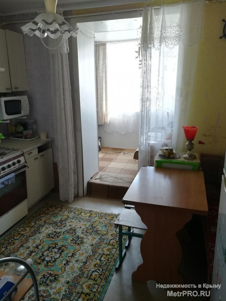 Продается 1к.кв на первом этаже, лождия 6кв.м оборудована как воторая комната, с автономным отоплением, установлены...