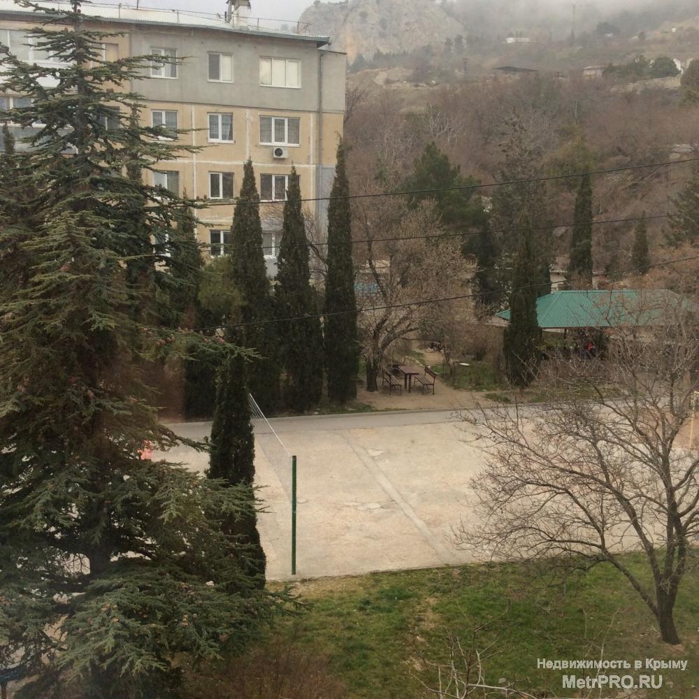 Продаётся хорошая видовая двухсторонняя квартира, с великолепным панорамным видом на горы , море и детскую площадку с... - 7
