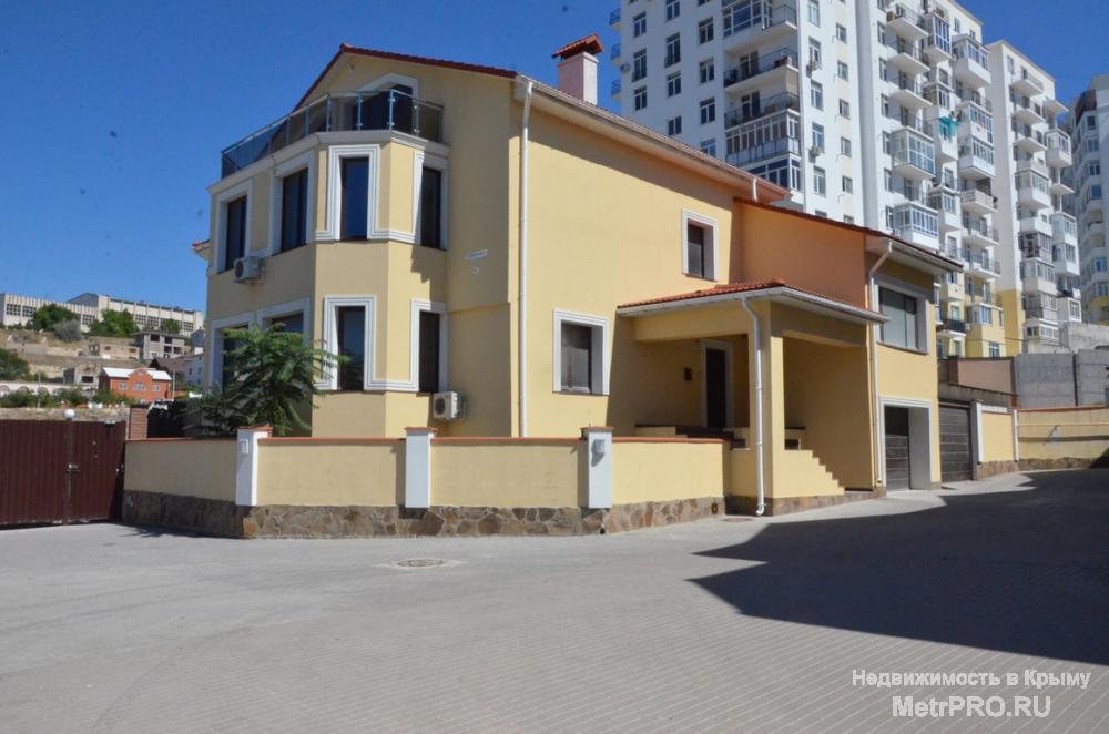 Продается новый современный 3-х этажный дом у моря в закрытом коттеджном поселке.  Расположен дом в закрытом...