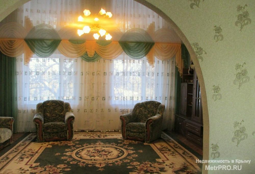 Крым, Симферополь, Лекарственное, ул. Садовая.  Дом 1993 года постройки, 7 комнат,  2 этажа, 238 квадратных метров.... - 1