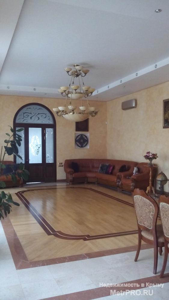 Продается дом в г.Симферополе в районе Заводское.  Общая площадь 450 кв.м. на участке 6 соток. Российские документы....
