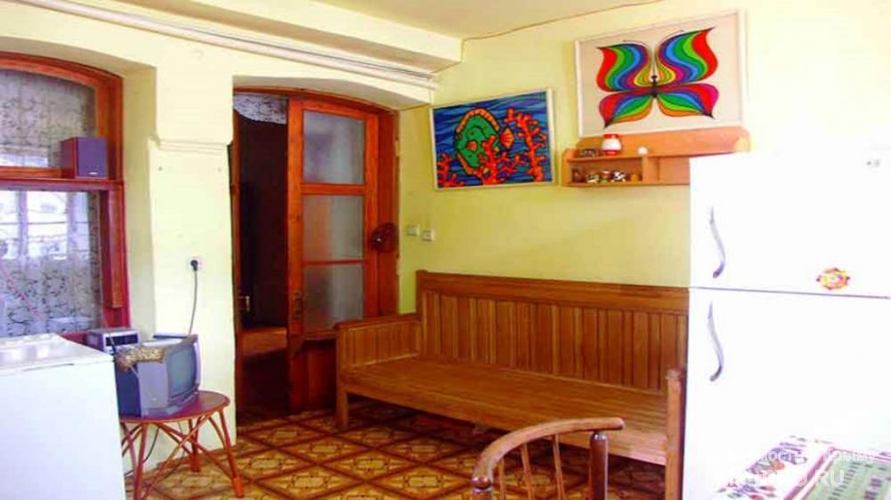 3-комнатная в Ялте на Кирова.  Продам квартиру в Ялте, Кирова, 3к. Общая площадь - 91 м2, жилая - 63 м2. Ориентир -... - 6