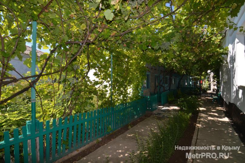 Вас ожидает тихий , ухоженный двор с местом для автомобиля , большая беседка с телевизором , легкий доступ к лучшим... - 1