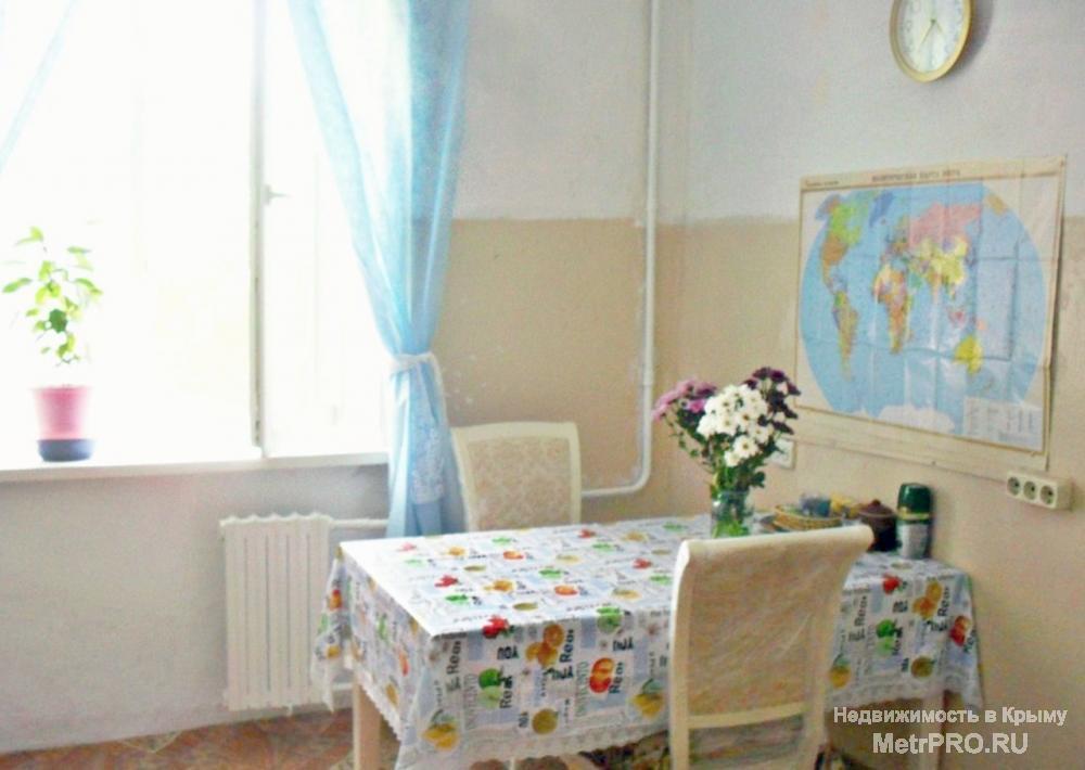 Стены толстые из бутового камня, потолок 3 метра, плиты перекрытия железобетонные. Площадь квартиры 60 кв.м., комнаты... - 6