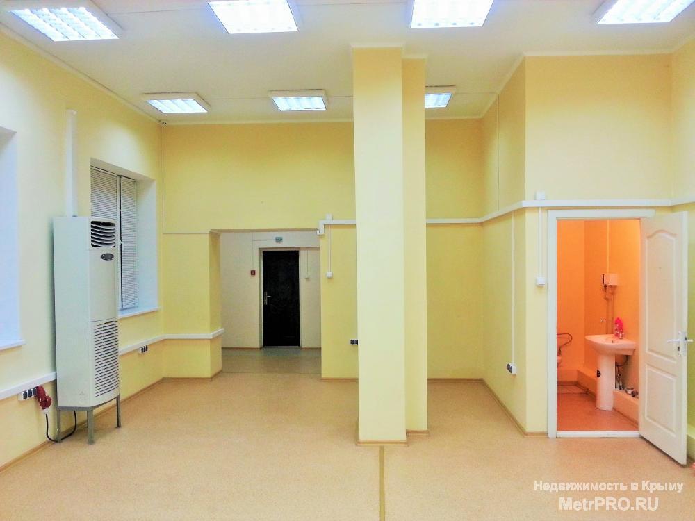 Офисное помещение площадью 58,0 м2 с двумя входами расположено на   1 этаже 2-х-этажного офисного здания (на...
