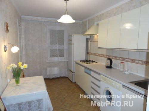 Практически в центре города, после ремонта, сдается уютная, ухоженная квартира. В доме домофон, лифт, мусоропровод. В... - 2