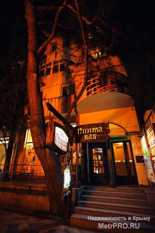 Продается паб в г. Ялта. Готовый бизнес в центре Ялты. Общая площадь здания 260 кв.м. Заведение расположено на первой... - 17