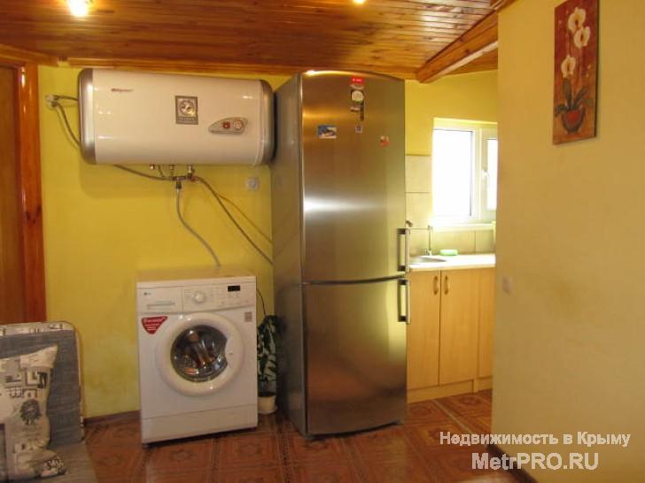 Сдается посуточно  1-комнатный домик 'под ключ' на 2-3 человек,в центре Алупки. Частный сектор.    Максимальное...