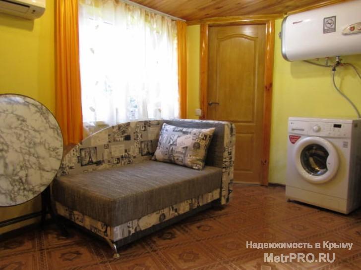 Сдается посуточно  1-комнатный домик 'под ключ' на 2-3 человек,в центре Алупки. Частный сектор.    Максимальное... - 3