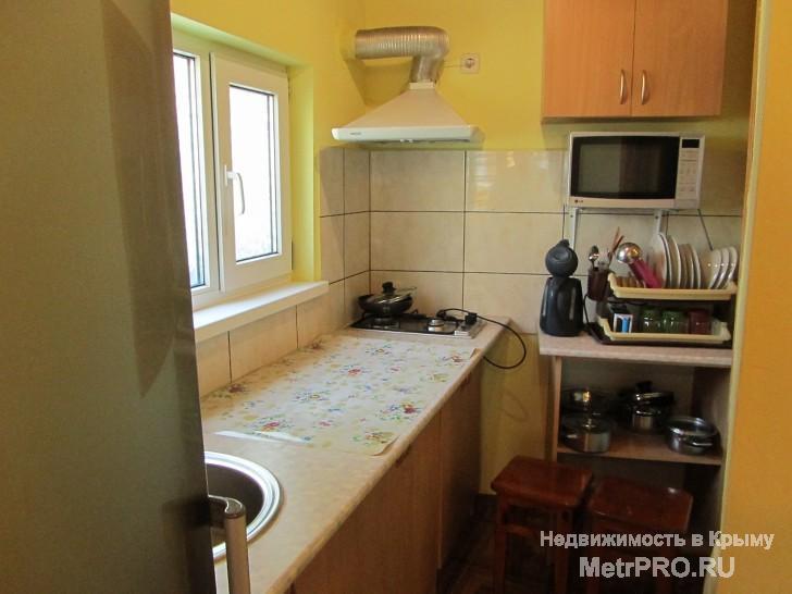 Сдается посуточно  1-комнатный домик 'под ключ' на 2-3 человек,в центре Алупки. Частный сектор.    Максимальное... - 4