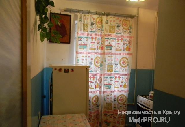 Первый этаж с балконом ( застеклен), жилое состояние, до парковой зоны 100 метров, рядом море, школа, супермаркет,... - 3