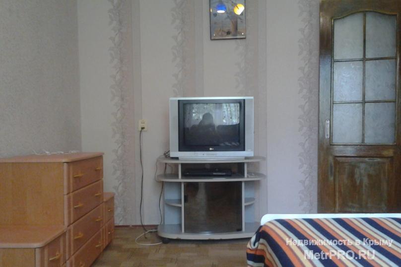 домик из двух комнат (одна проходная) кухня, маленький дворик ,место под авто НА 4-3 человека к морю 4 минуты (пос.... - 1