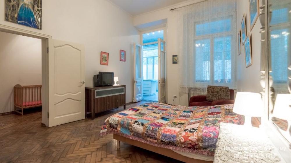 Продается эксклюзивная квартира в старинном доме, находится в историческом центре Ялты, всего в 150 метрах от моря и... - 1