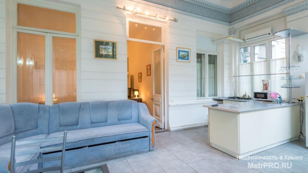 Продается эксклюзивная квартира в старинном доме, находится в историческом центре Ялты, всего в 150 метрах от моря и... - 3