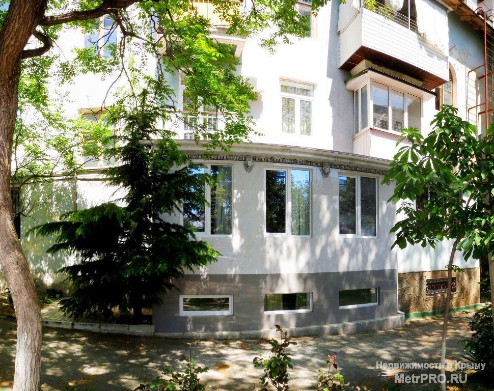 Продается 3 ккв в Ялте в районе Карла Маркса. 2 этаж 3-этажного дома, сталинка. Общая площадь 74 м2, комнаты...