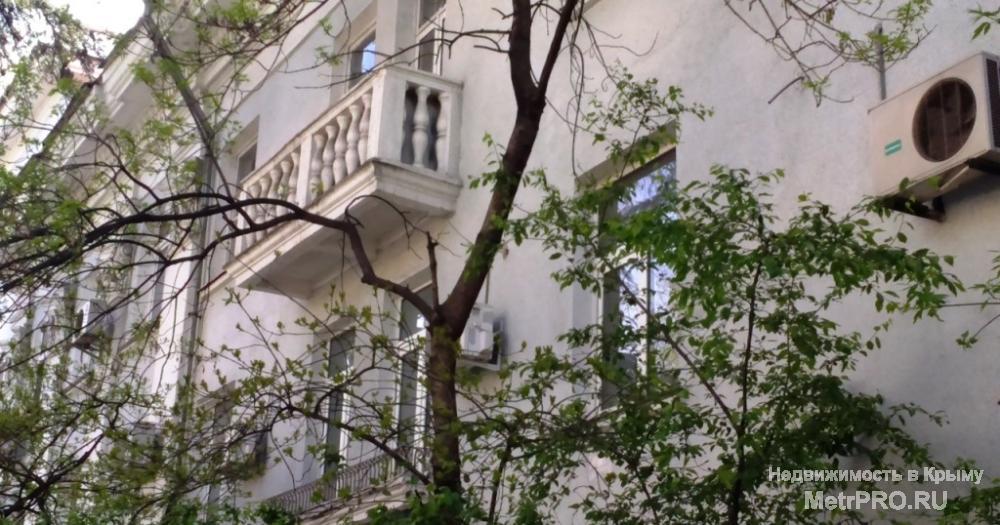 Продается 3 ккв в Ялте в районе Карла Маркса. 2 этаж 3-этажного дома, сталинка. Общая площадь 74 м2, комнаты... - 12