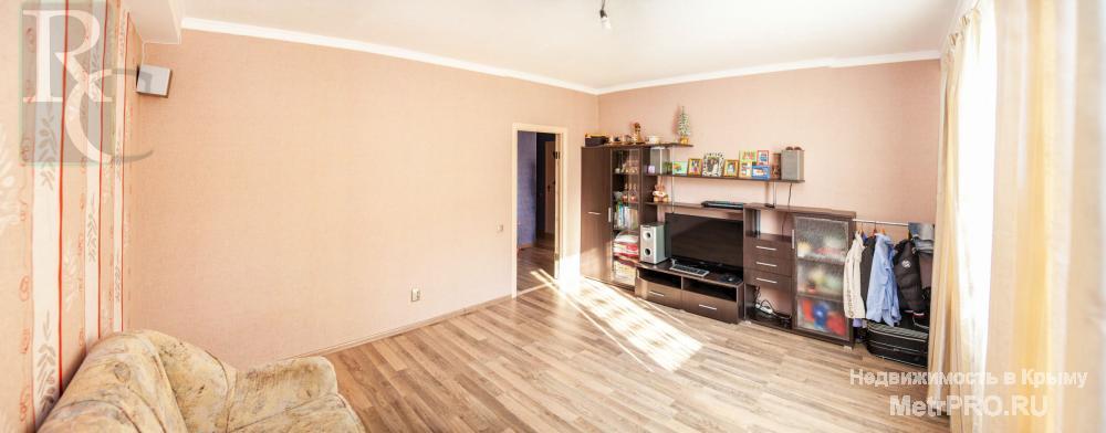 В продаже 2-х комнатная квартира по пр.Острякова 229/1, в ЖК 'Зеленая Волна'.     Квартира расположена на 1...