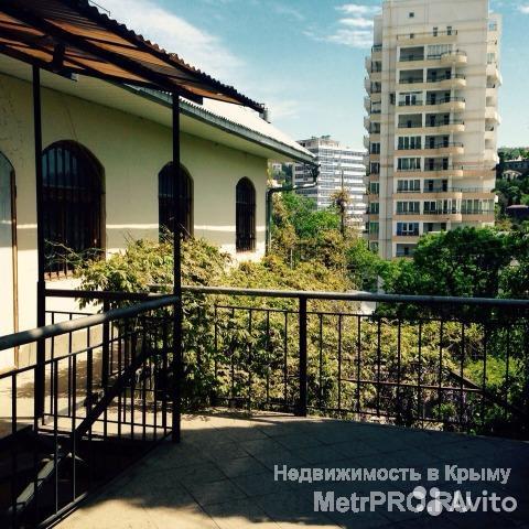 Продается мини гостиница в самом Центре Ялты.(От Владельца) Дом 200 кв.м., 3 этажа, 6 номеров со всеми удобствами,  3...
